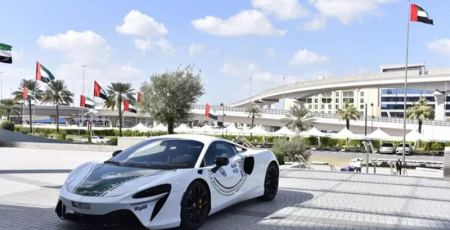 На предстоящия карнавал в Дубай може да си направите селфи с полицейски суперавтомобил 