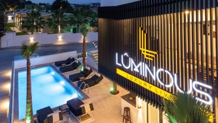 LUMINOUS LUXURY LIVING