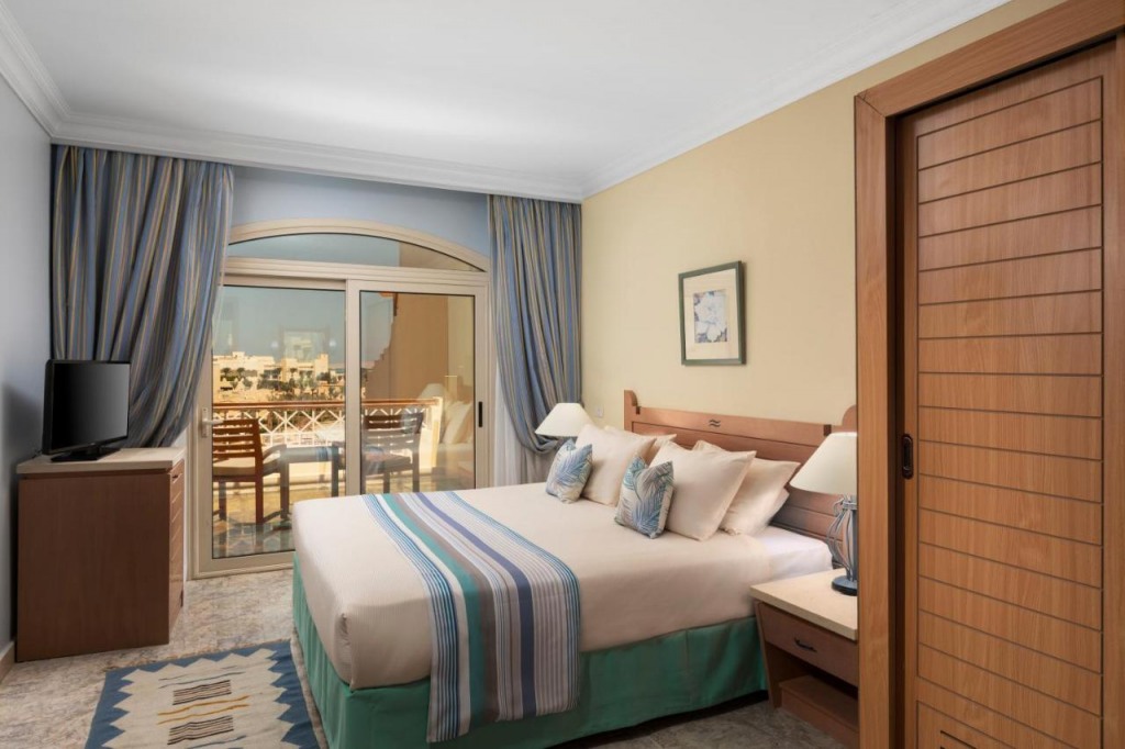 Royal Lagoons Resort - снимка 3