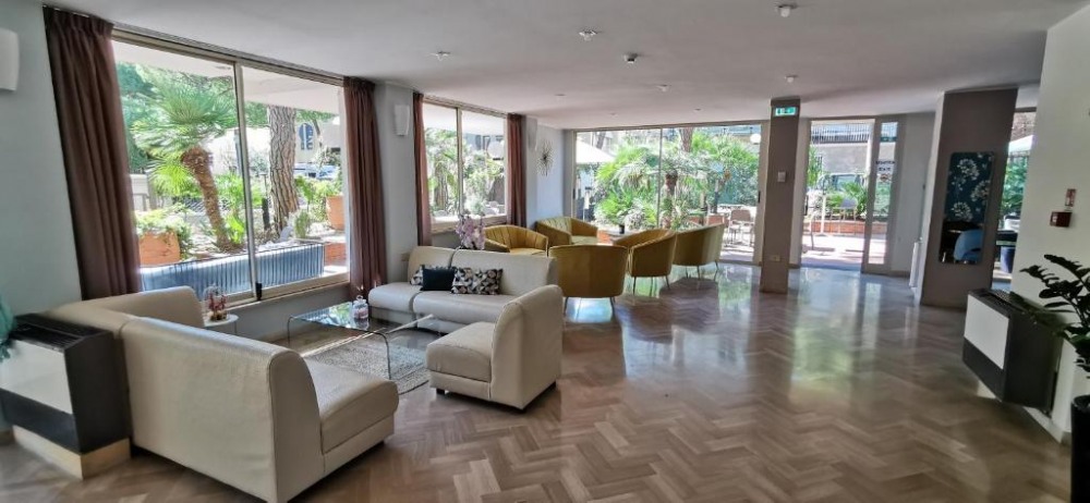 Aura Living Hotel - снимка 15