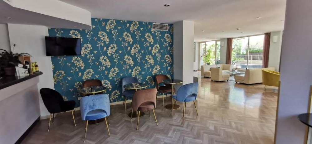 Aura Living Hotel - снимка 4
