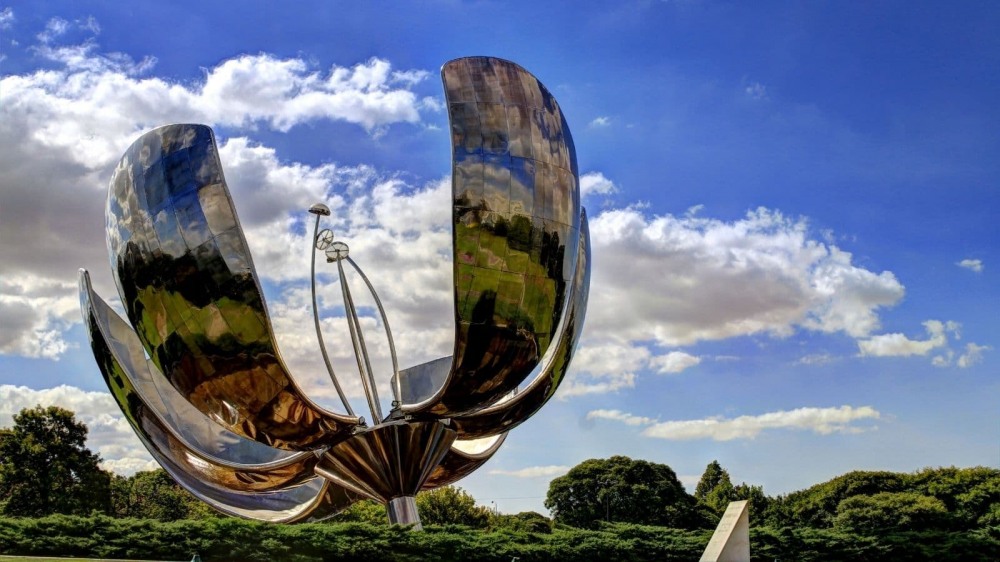 Екскурзии и почивки до Floralis Generica